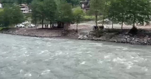 Kayıp gencin cansız bedenini dereden çıkaran AFAD ekibinin botu akıntıya kapıldı; 1 personel öldü, 3 personel kurtarıldı Rize Haberleri
