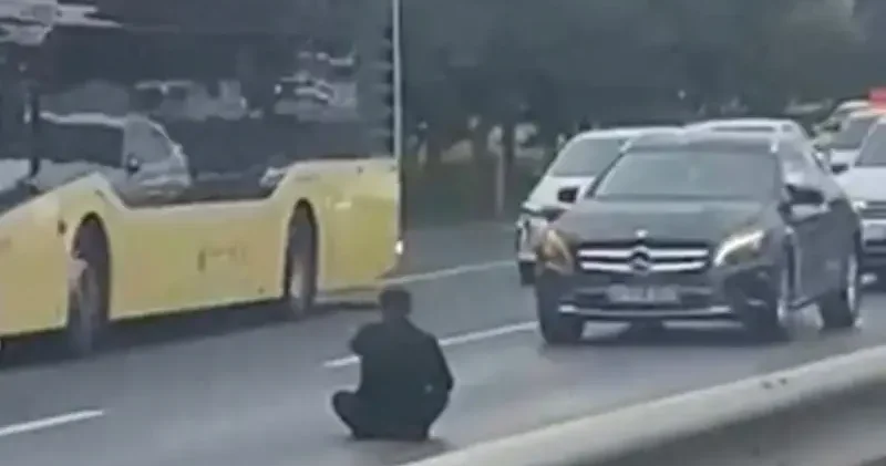 Büyükçekmece de D 100 de elinde bıçakla polisi harekete geçirdi; trafik yoğunluğu oluştu