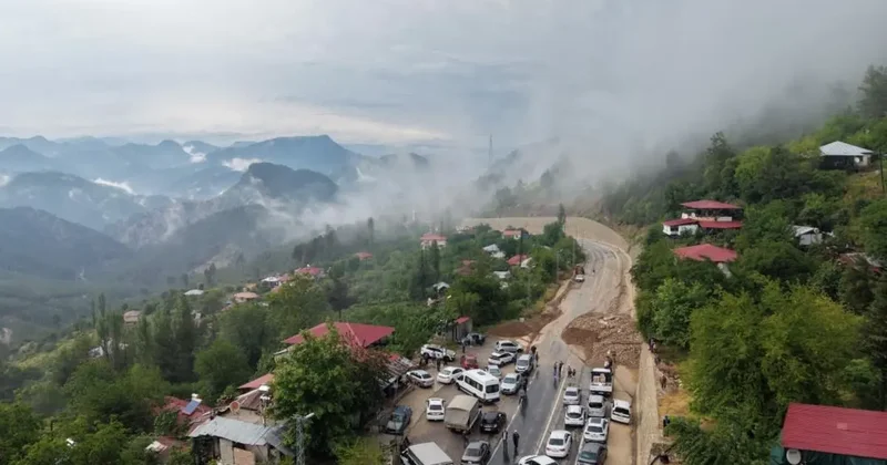 Şiddetli yağış heyelana yol açtı, motosiklet toprak altında kaldı