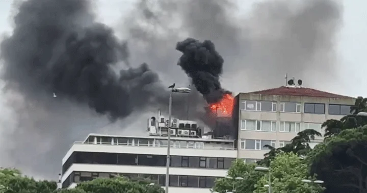 Son dakika... Beyoğlu nda 5 katlı binanın çatı katında korkutan yangın