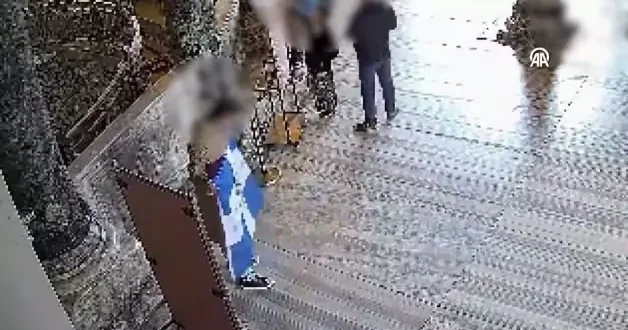 Ayasofya i Kebir Camii nde Bizans bayrağı açan iki turist hakkında karar