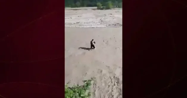 Azerbaycan da kahramanlık destanı: Polis memuru küçük çocuğu boğulmaktan kurtardı!