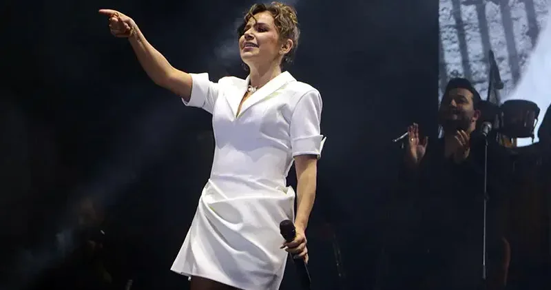 Tekirdağ Uluslararası Kiraz Festivali nde Poizi ve Merve Özbey, sahne aldı