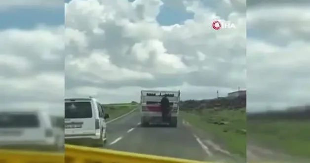 Kamyonete tutunarak kilometrelerce yol aldı