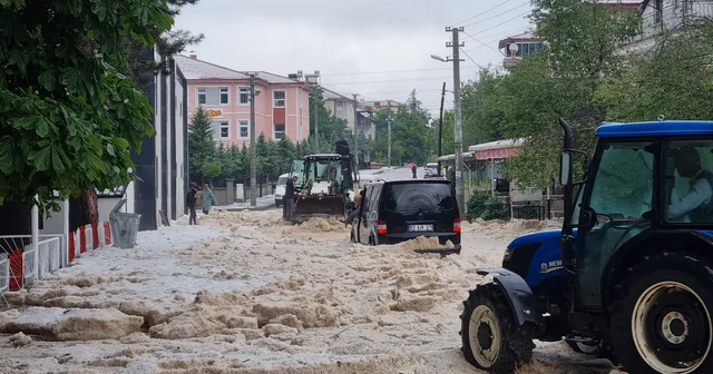 Afyon da dolu yağışı; yollar kapandı, bahçeler zarar gördü Afyonkarahisar Haberleri