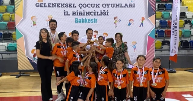 Ayvalık ta küçük mahallenin büyük şampiyonları gururlandırdı Geleneksel çocum oyunların il şampiyonu olan Çakmak Ortaokulu Ayvalık ın gururu oldu Balıkesir Haberleri