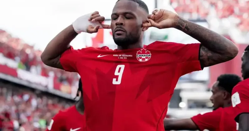 Oyuna girdi 3 dakikada golünü attı! Kanada yı Larin kurtardı