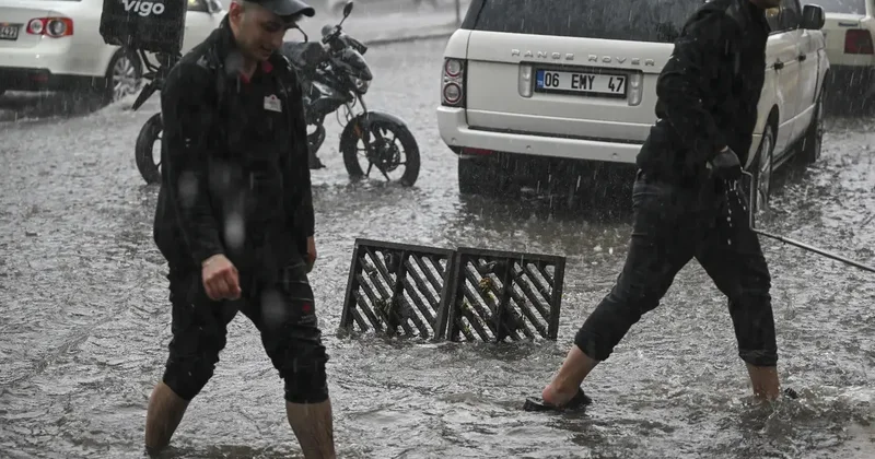 Yaz ortasında kış! İş yerlerini su bastı, yollar kapandı