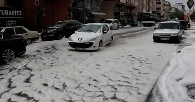 Ankara’da dolu yağışı sokakları beyaza bürüdü VİDEO İZLE