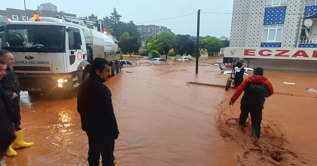 Kırşehir de sağanak yağış sele dönüştü Kırşehir Haberleri
