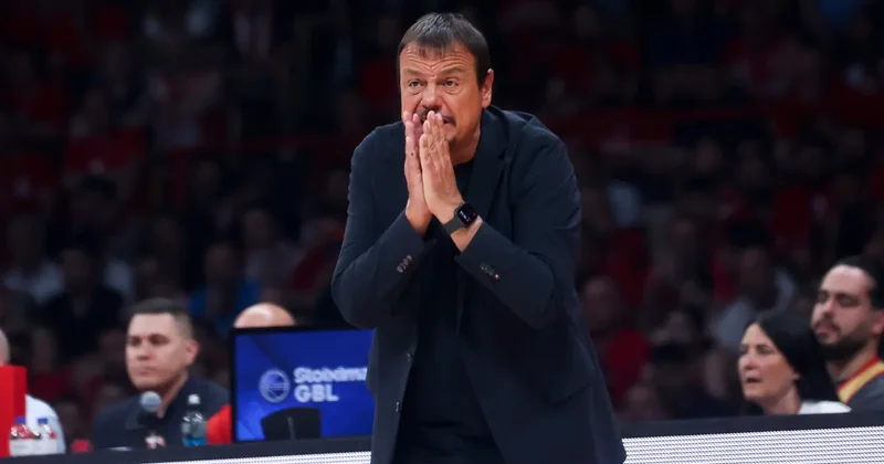 Son maçta yıkıldılar! Ergin Ataman şampiyonluğu ezeli rakibe kaptırdı