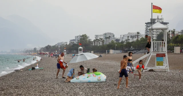 Yağmura aldırmadan yüzmeye devam ettiler Antalya Haberleri