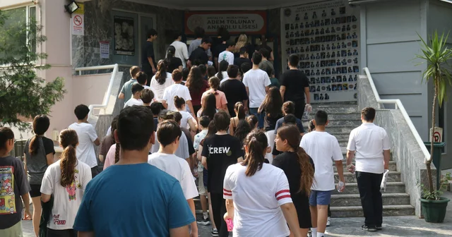 Öğrenciler LGS de terledi, aileleri piknik havasında çocuklarını bekledi Antalya Haberleri