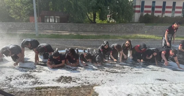 Ateş savaşçılarının sırılsıklam vedası: Artvin’de genç itfaiyeciler mezuniyeti tazyikli suyla kutladı VİDEO İZLE
