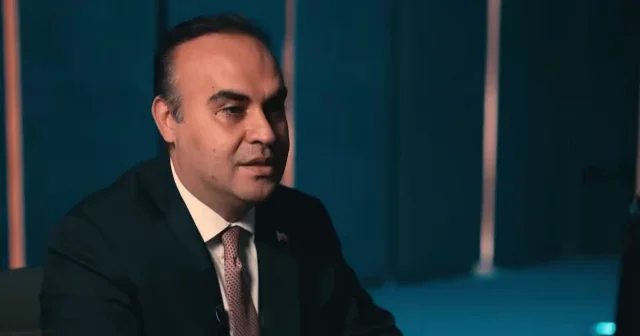 Türkiye’nin ilk milli yapay zekası Bilge sahneye çıktı: Bakan Kacır ile ilk diyaloğu dikkat çekti VİDEO İZLE