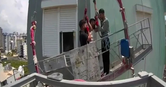 Mersin de, 8 inci katta iskelede mahsur kalan 3 işçiyi itfaiye kurtardı Mersin Haberleri