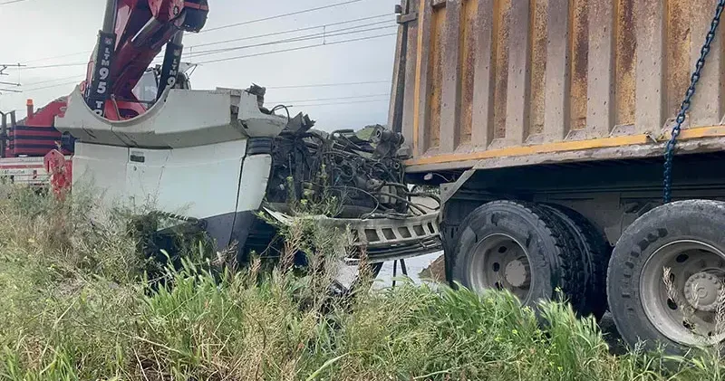 Kayseri de lokomotif, kamyona çarptı: 2 yaralı