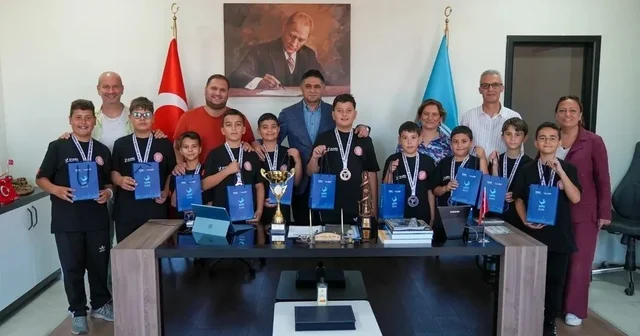 Türkiye üçüncüsü halk oyunları ekibinden Başkan Acar a ziyaret İzmir Haberleri