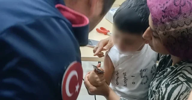 Hastanede çıkarılamadı itfaiye devreye girdi: Duş başlığına parmağı sıkışan minik Talha kurtarıldı VİDEO İZLE