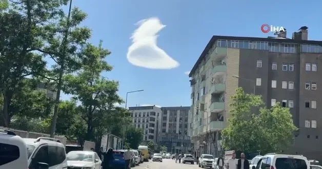 Yüksekova semalarında UFO benzetmesi yapılan bulutlar hayran bıraktı