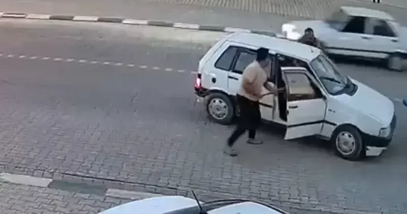 Yolunu kesen kuzenleri tarafından demir çubuklarla dövüldü; olay kamerada