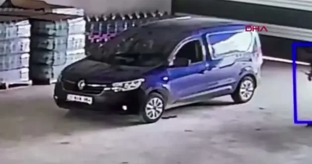 Oraya nasıl girdin? Araçtan yılan çıktı, panik anları kameralara yansıdı