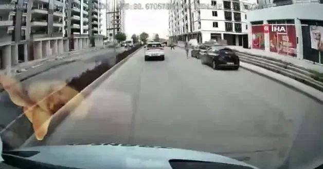 Korna çalınca çılgına döndü: Yol kesen kadın sürücü kamerada