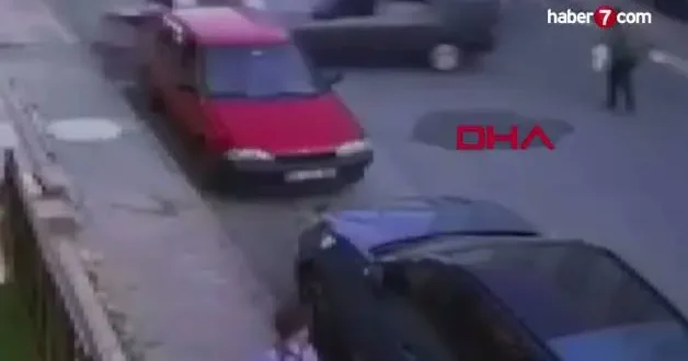 Fren yerine gaza basan sürücü bebek arabasına ve vatandaşa çarptı