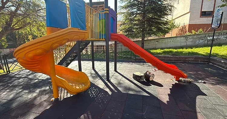 Eskişehir’de insanlık dışı olay! Çocuk parkındaki kaydıraklara yanık yağ döktüler