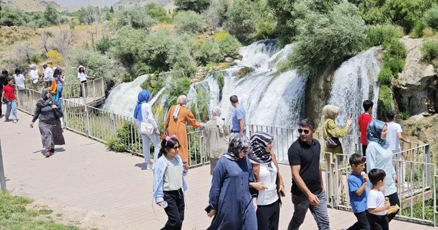 Debisi yükselen Muradiye Şelalesi ne ziyaretçi akını Van Haberleri Habertürk Yerel Haberler