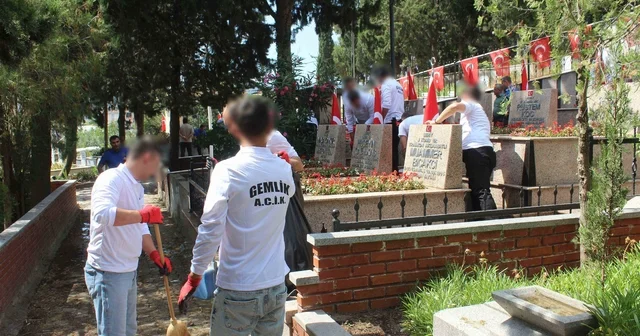 Hükümlü ve cezaevi personelinden şehitliğe anlamlı ziyaret Bursa Haberleri Habertürk Yerel Haberler