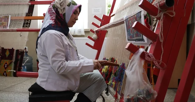 Türkmen gelinlerinin sessiz çığlığı bu kilimlerde yaşıyor Eskişehir de asırlık miras: Kadınların diliyle anlatamadığı duygular kilimlerde hayat buluyor Diliyle anlatamadıklarını ilmeklerle dokudular Eskişehir Haberleri Habertürk Yerel Haberler