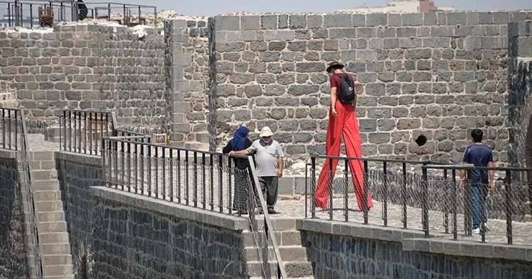 Diyarbakır Surları nda tahta bacakla tehlikeli yürüyüş: Farkındalık için yaptım