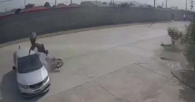 Bu kazadan yaralı kurtuldu! Otomobile çarpıp havada takla attı