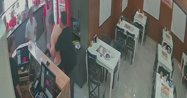 Dönercide hayat kurtaran müdahale Ordu da döner yerken boğazına yiyecek kaçan vatandaş, heimlich manevrası ile kurtarıldı Ordu Haberleri Habertürk Yerel Haberler
