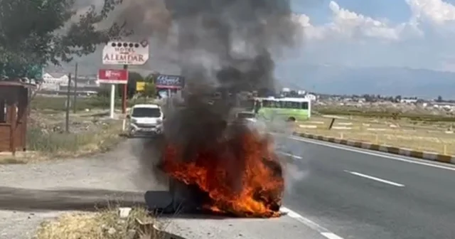 Erzincan da otomobil küle döndü! Sürücünün sigaralı müdahalesi dikkat çekti Erzincan Haberleri Habertürk Yerel Haberler