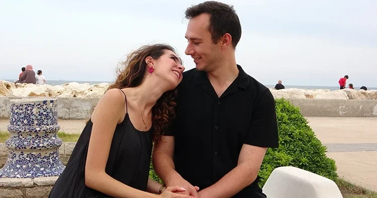 İlham veren yaşam hikayesi! Beyin felcini aşarak fizyoterapist olan kadın tedavi ettiği hastasıyla evlendi