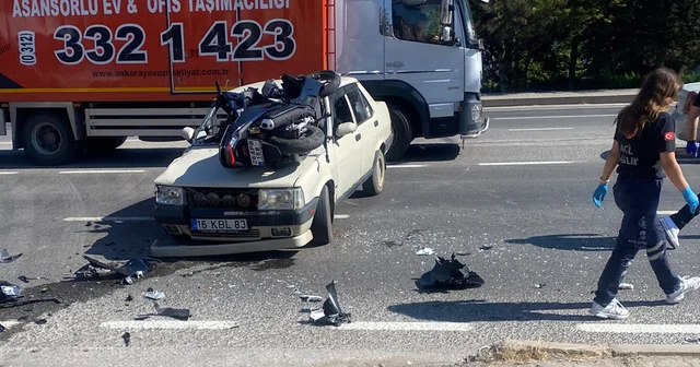 Motosiklet, çarpıştığı otomobilin üzerine düştü; 3 yaralı Eskişehir Haberleri Habertürk Yerel Haberler