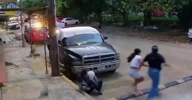Kaldırım çıkan sürücü çocuğu ve annesini az kalsın eziyordu!