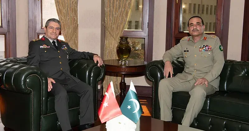 Genelkurmay Başkanı Orgeneral Bayraktaroğlu, Pakistan Savunma Kuvvetleri Komutanı Munir ile görüştü
