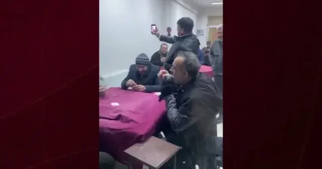 Gözaltına alınan Haluk Levent in kahvehanedeki pişti videosu yeniden gündem oldu