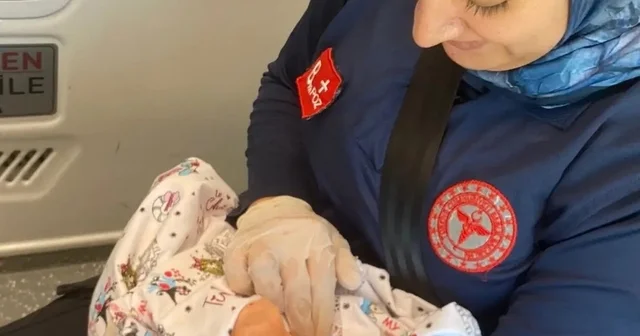 Şırnak ta anne hastaneye yetişemedi, sağlık ekibi bebeği ambulansta doğurttu Şırnak Haberleri Habertürk Yerel Haberler