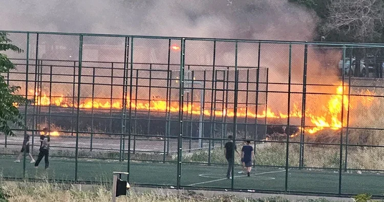 Diyarbakır’da ilginç görüntü! Yangına rağmen futbol oynamaya devam ettiler