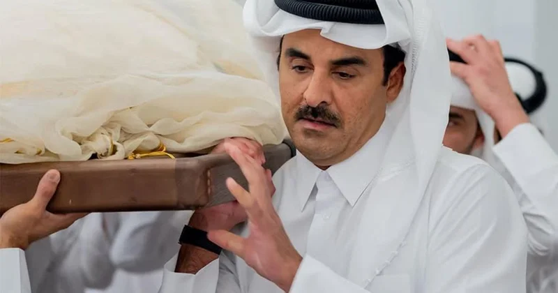 Katar Eski Emiri Şeyh Hamad Bin Halife Al Sani son yolculuğuna uğurlandı, tabutunu oğlu omuzladı