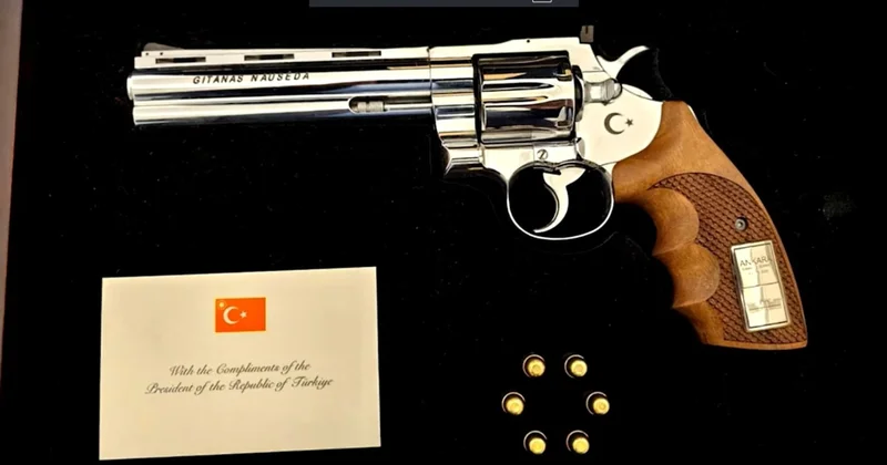 Trump a hediye edilen tabanca altın kaplama Sözcü Gazetesi