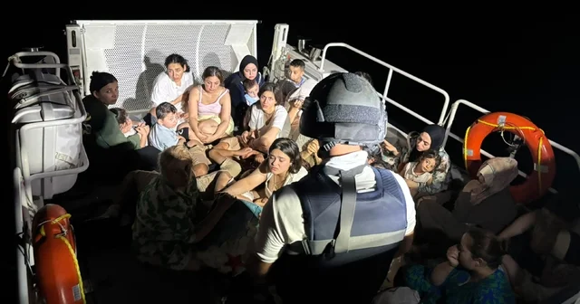 Gökova körfezinde yelkenli tekne içinde 64 düzensiz göçmen ve 4 göçmen kaçakçısı yakalandı Muğla Haberleri Habertürk Yerel Haberler