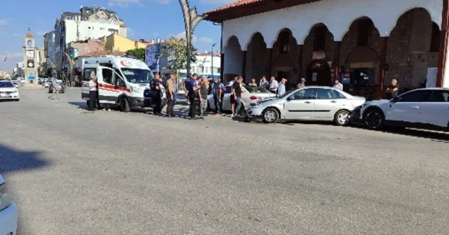 Çorum da park halindeki iki otomobile çarpan otomobilin sürücü alkollü çıktı; kaza anı kamerada Çorum Haberleri Habertürk Yerel Haberler
