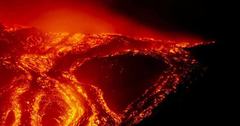 Etna Yanardağı nda patlamalar sürüyor: Uçuşlar yeniden durduruldu Dış Haberler