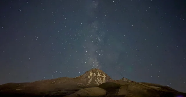 Gökyüzü tutkunları, Perseid meteor yağmurunu Erciyes te takip etti Binlerce vatandaş, 2 bin 650 metre yükseklikte Perseid in tadını çıkardı Kayseri Haberleri Habertürk Yerel Haberler