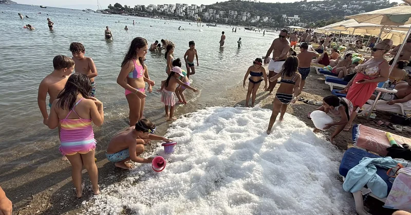 Bodrum’da sahile dökülen 2 ton buzla serinlediler